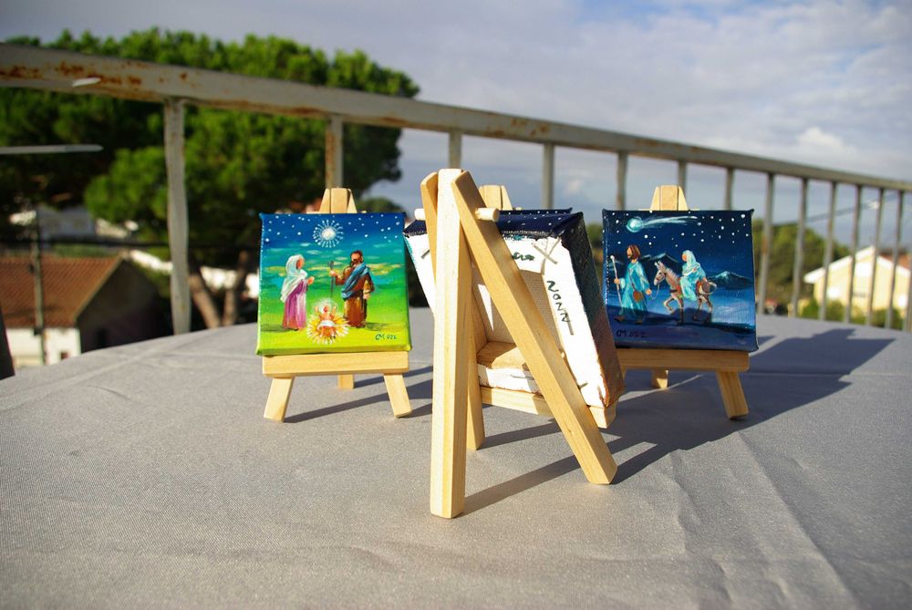 Presépio miniatura pintado a acrílico sobre tela com cavalete incluído