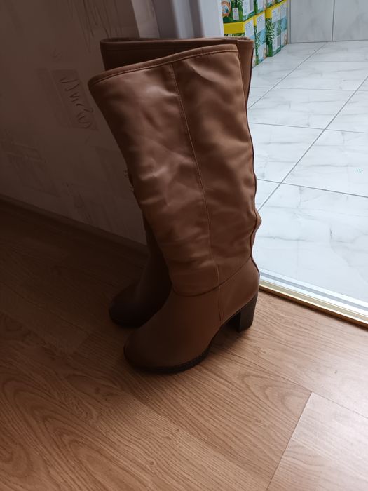 Ocieplane kozaczki. Brązowe na korku