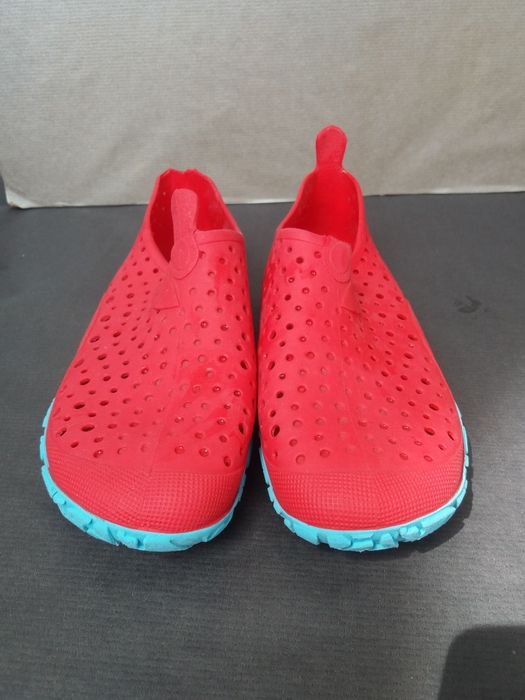 Продам аквашузы, тапочки для пляжа.