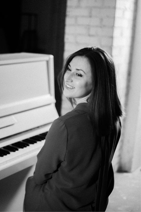 Піаністка/Фортепіано/Музикантка/Вчителька гри на фортепіано