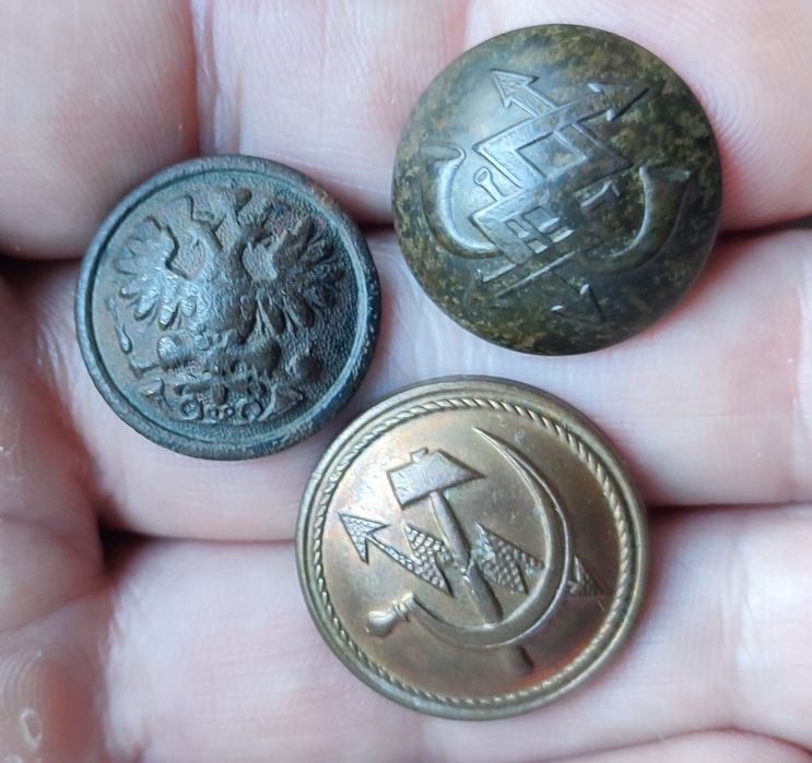 Російські гудзики зв'язківців різного типу.