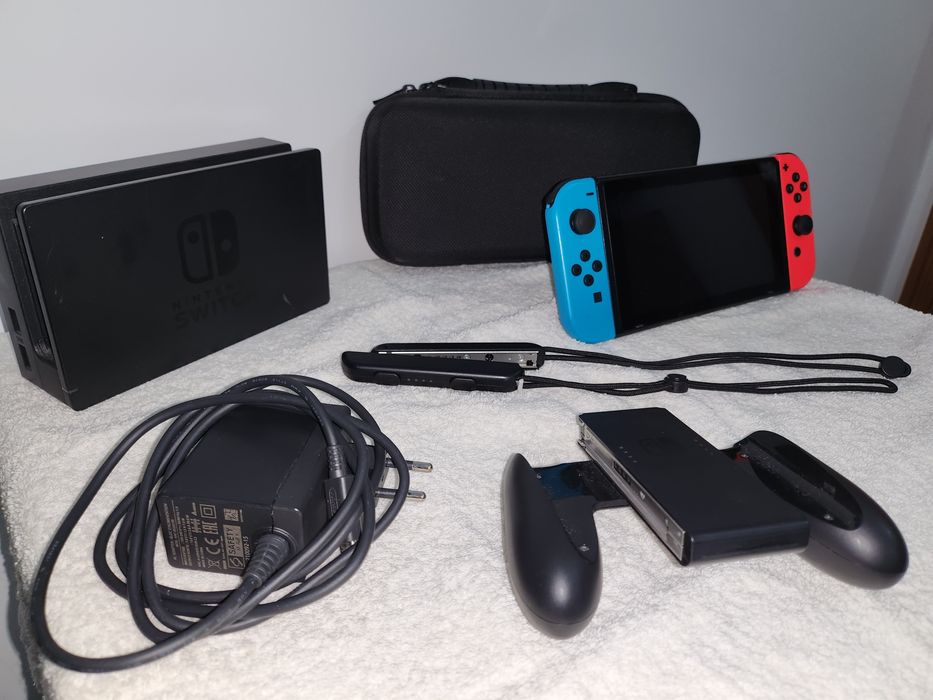 Nintendo Switch + Maleta Protectiva Transportavel + Cartão SD SanDisk 128GB