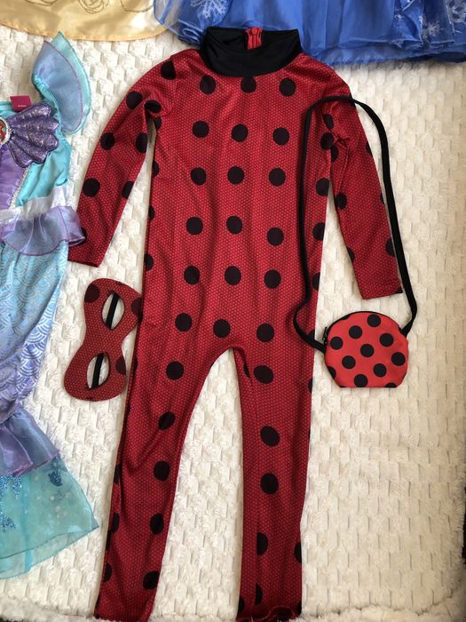 Новорічні сукні принцес Disney та костюм Леді Баг