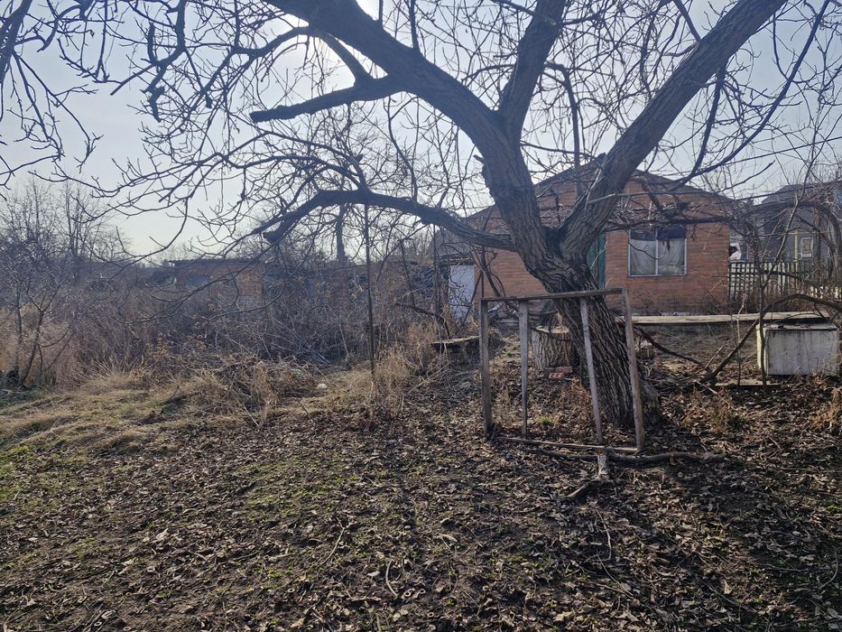 Продається 1/2 житлового будинку з ділянкою 10 соток та маленьким пруд