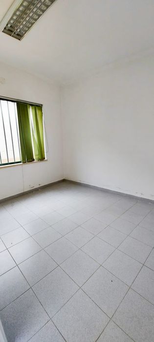 Arrendamento de espaço comercial na Travessa do Calvário