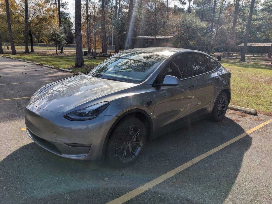 Tesla Model Y      2025
