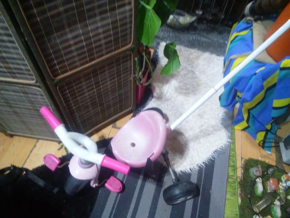 Triciclo de criança com cinto de seguranca e pega ,estado novo 10€