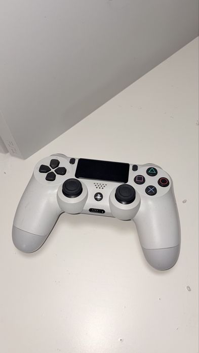 PlayStation 4 Pro 1TB branco + comando e jogos, como novo