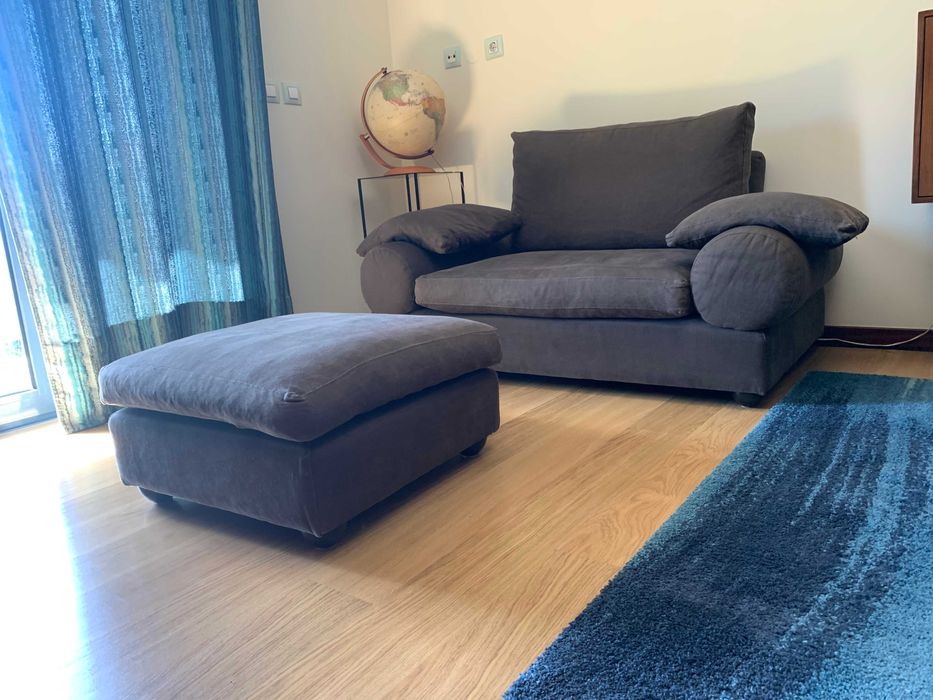 Poltrona, sofá de corpo e meio com pousa pés.