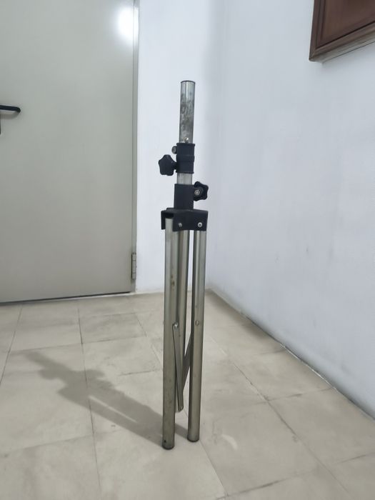 Tripé Para equipamentos som, antenas, etc.