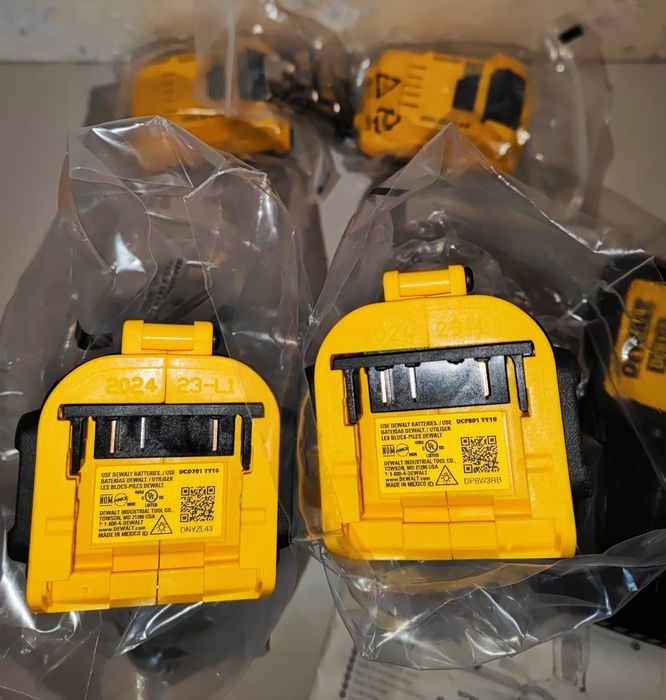 Оригінальний комплект DCK221F2 XTREME 12V MAX