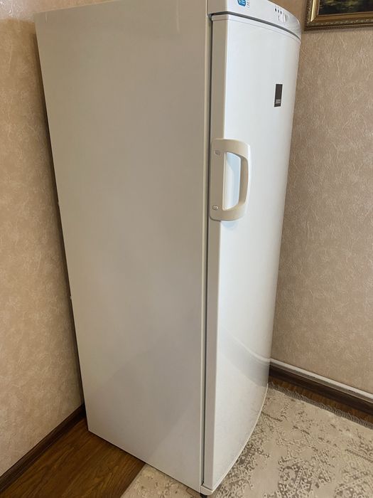 Продам морозильную  камеру ZANUSSI(no frost)
