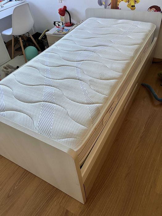 Cama individual + colchão Pikolin + cama extra (gavetão) + mesa de cabeceira
