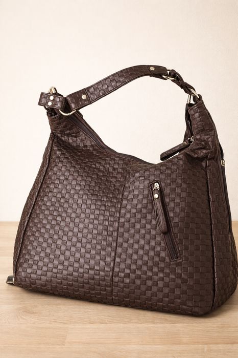 Стильна коричнева сумка з плетеною текстурою