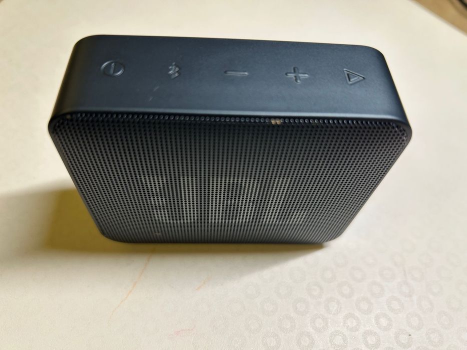Coluna JBL GO Essencial preta