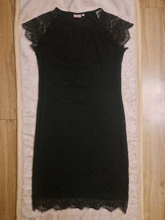 Sukienka w koronkowe fale