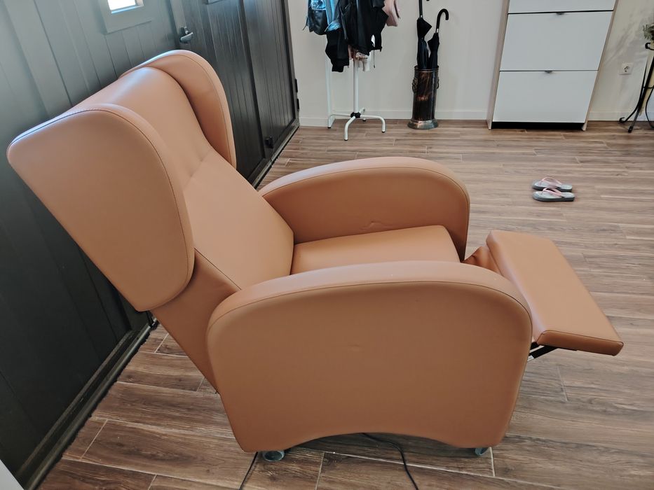 Sofá/poltrona elétrico com recosto ajustável