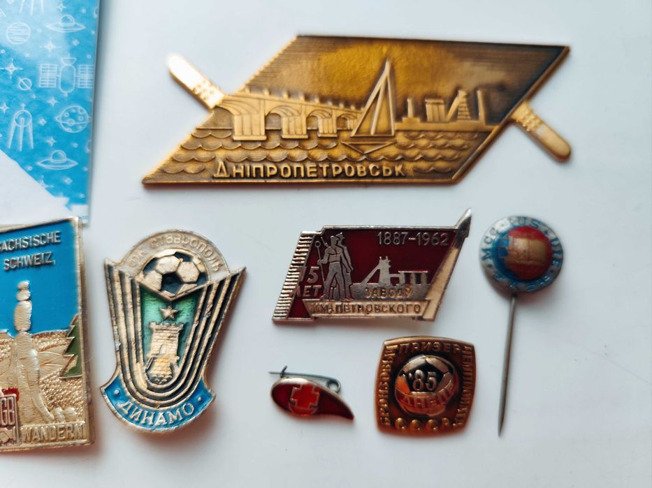 Різні значки сучасні і радянскі