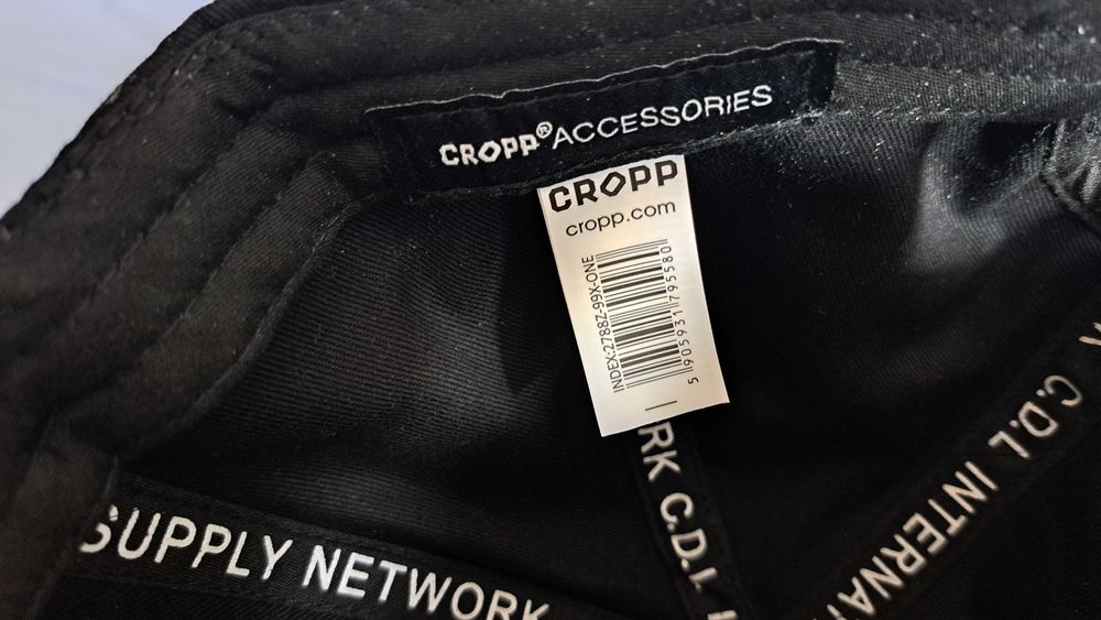 Czarna czapka CROPP