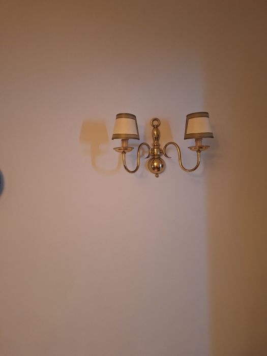 Um candeeiro de teto e a apliques de parede