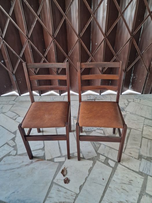 Duas cadeiras de madeira