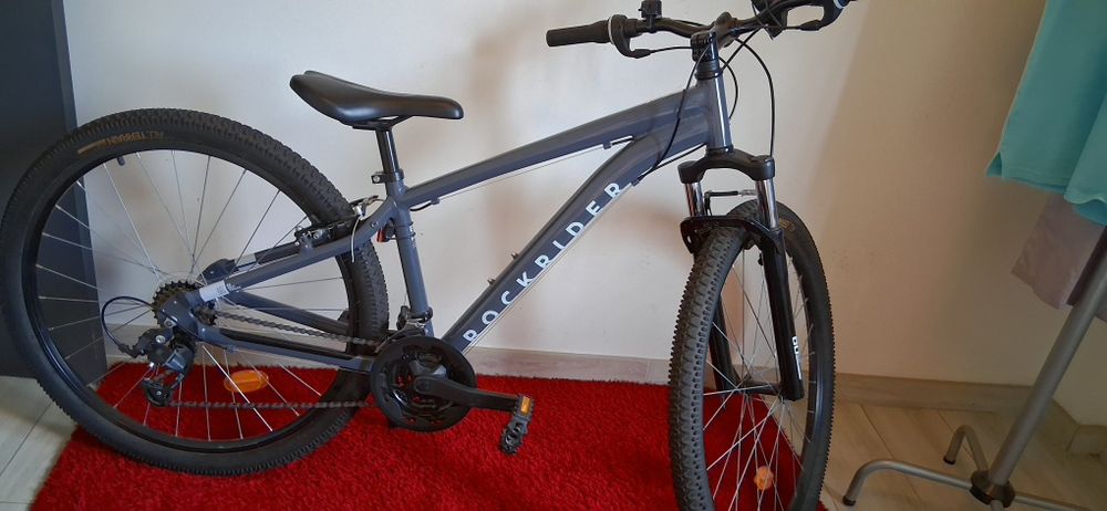 Bicicleta Rockrider ST100 em estado impecável, usada apenas 2-3 vezes. Está praticamente nova, sem riscos nem problemas.
Muito confortável, com suspen