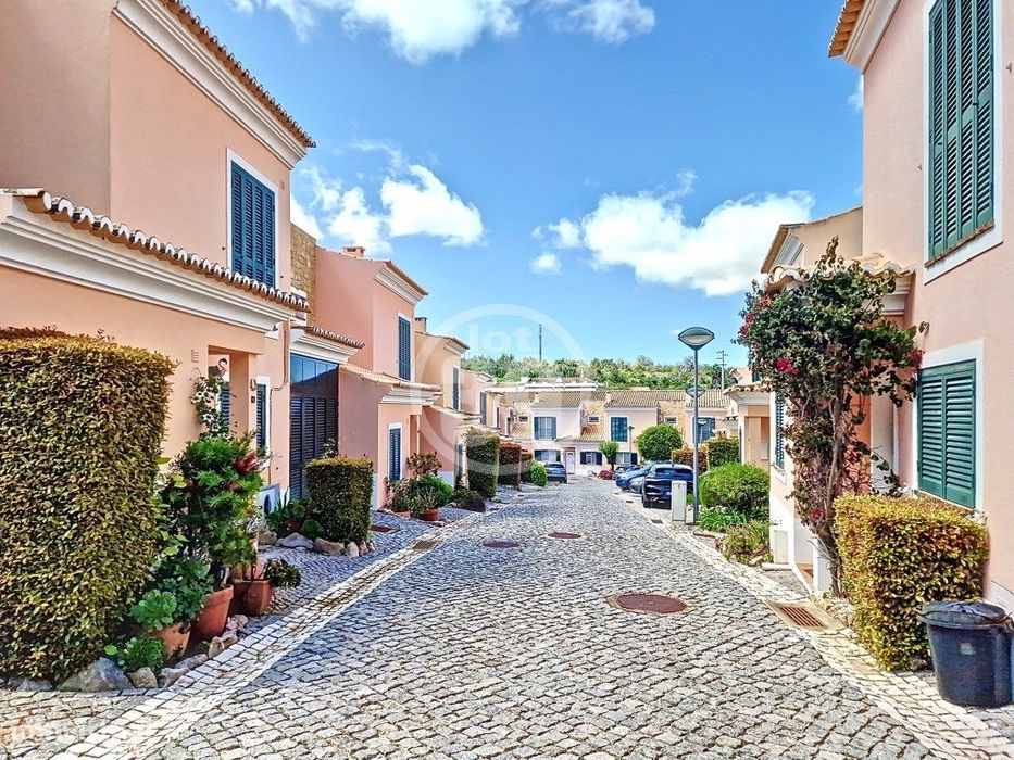 Moradia em banda inserida num bonito condomínio fechado na periferi...