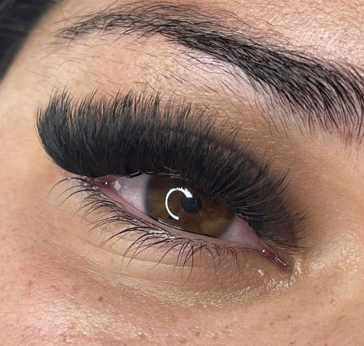 Extensão de pestanas volume russo/ fio a fio