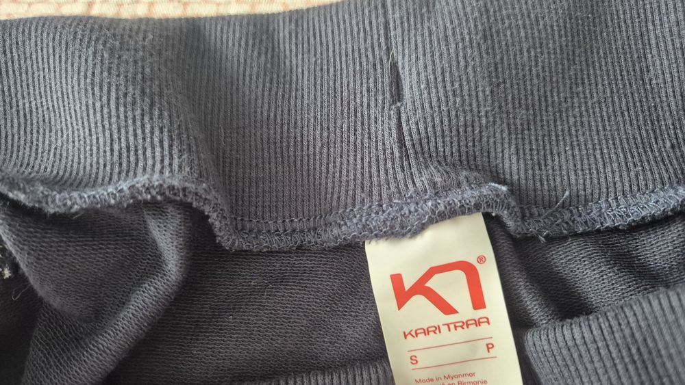 Kari traa joggery S
S granatowe, stan bdb