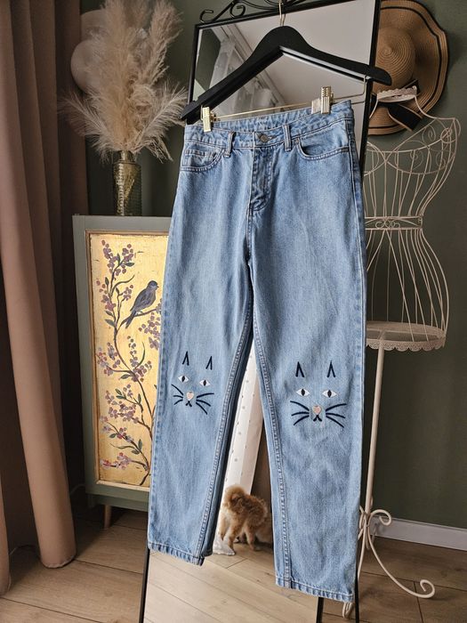 Jeansy Damskie Mom Fit Jasnoniebieskie z Haftem Kotki Rozmiar S