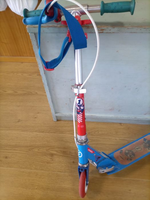 Trotineta  azul e vermelho
