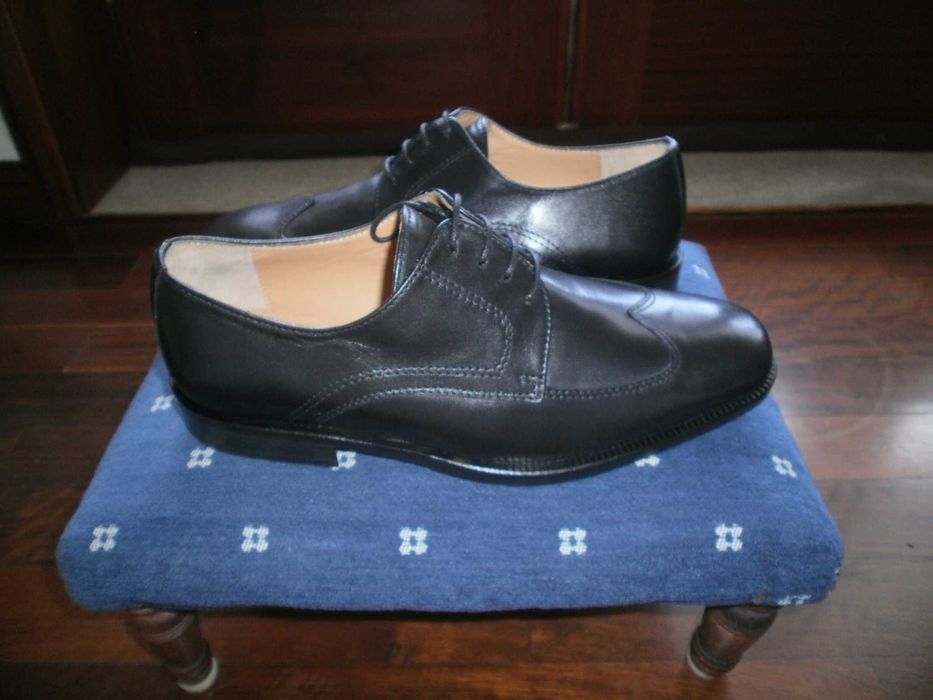 Sapatos pretos de homem com atacadores em pele