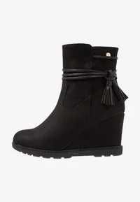 XTI Botki na koturnie 38 (zaniżona rozmiarówka czyli 37)