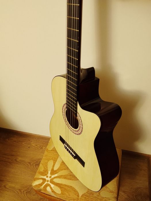 Продаю гітару класичну