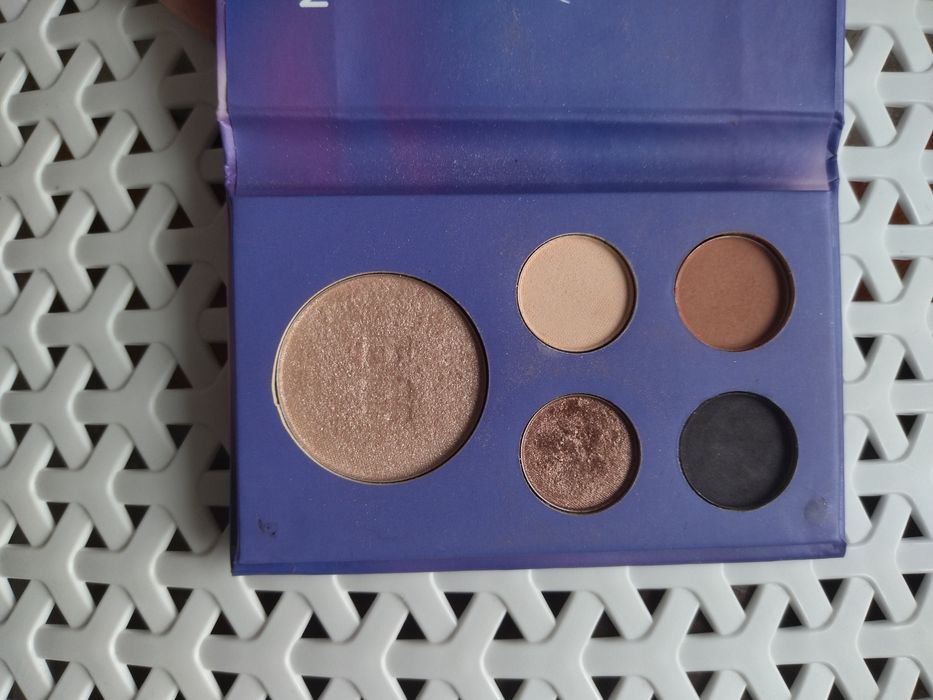 Paleta cieni Revolution Roxi Inglot Gratis