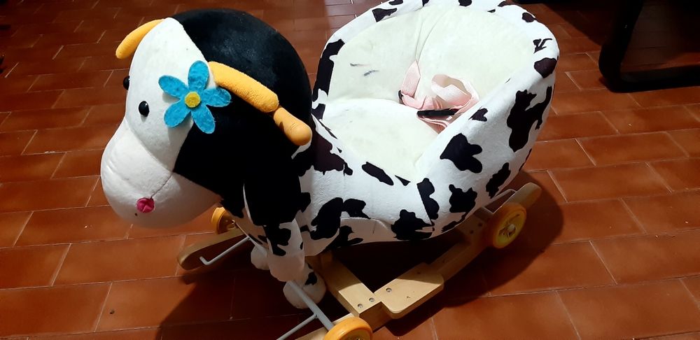 Vaca de baloiço e rodas.