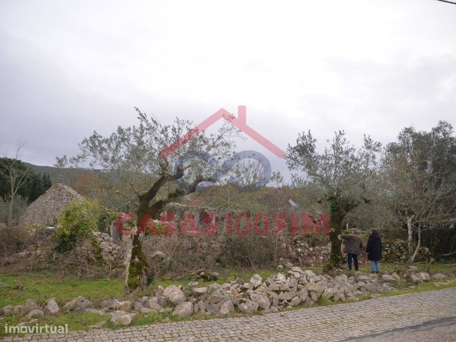 Terreno urbano para construção com uma ruína