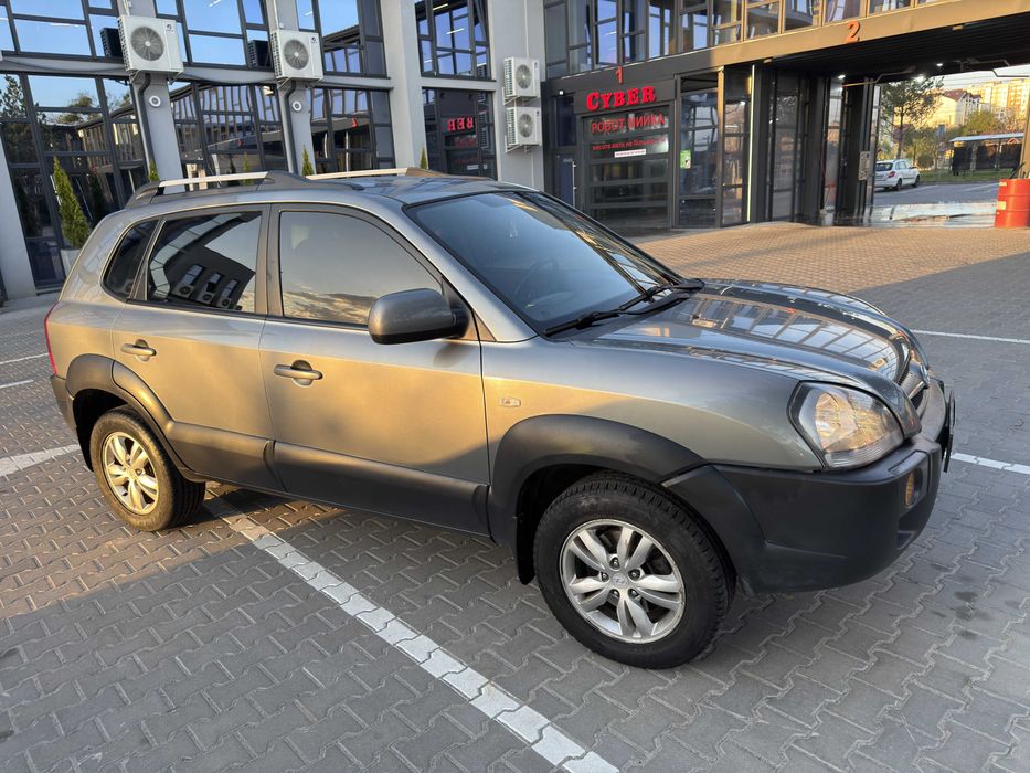 Продам хороший автомобіль Hyundai Tukson Хюндай Туксон 2012 2.0 бензин
