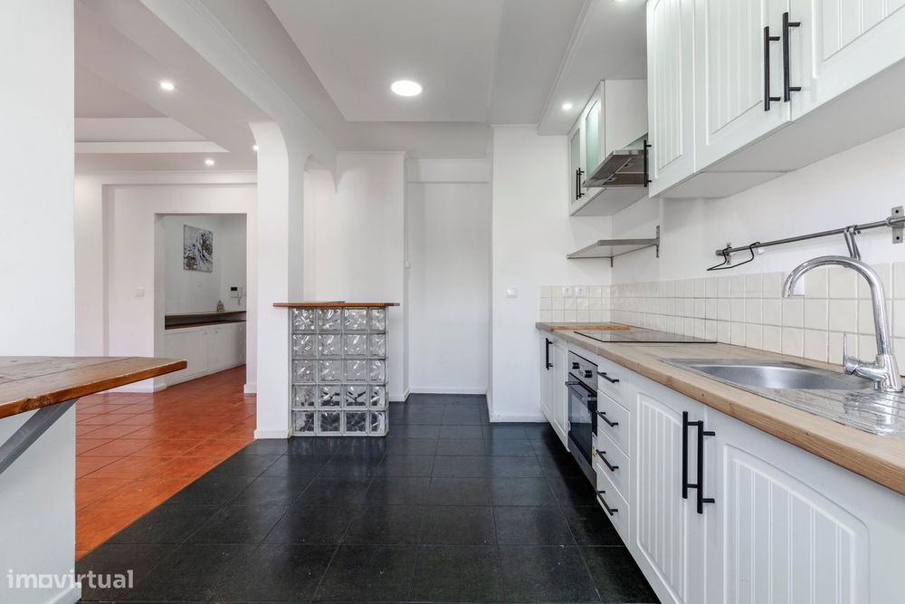 Apartamento T2 c/ Varanda em Agualva, Sintra