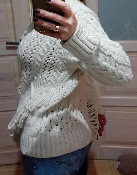 Bialy mięsisty sweter frędzle warkocze L