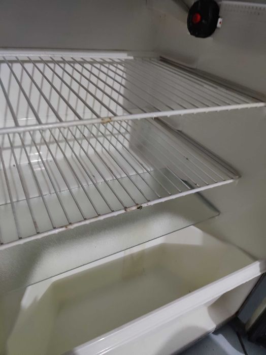 Frigorifico de encastrar com muito desgaste mas a funcionar