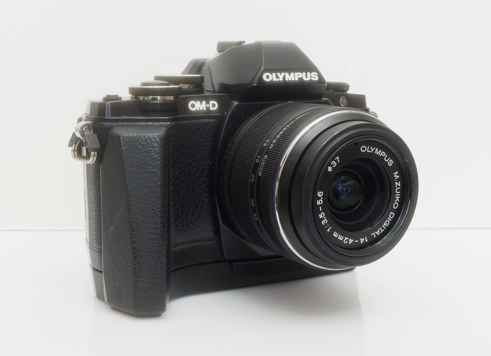 Olympus OM-D E-M10 Body + оригінальний хват ECG-1 (Комплект)
