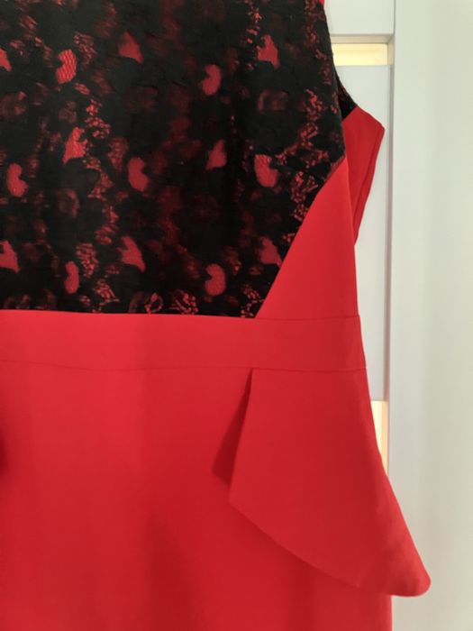 Czerwona ołówkowa sukienka z baskinką 40/42/ XL