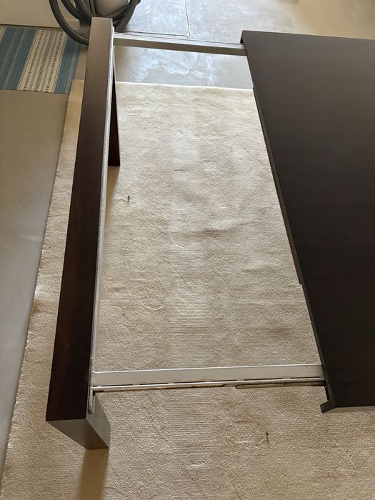 Mesa de Jantar, em nogueira, extensivel.