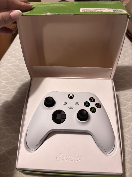 Xbox Wireless Controller – Robot White (White)64740901531779124