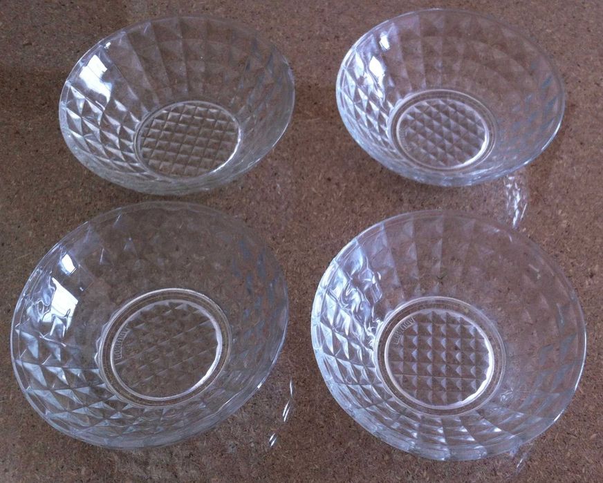 varios conjuntos de taças de vidro