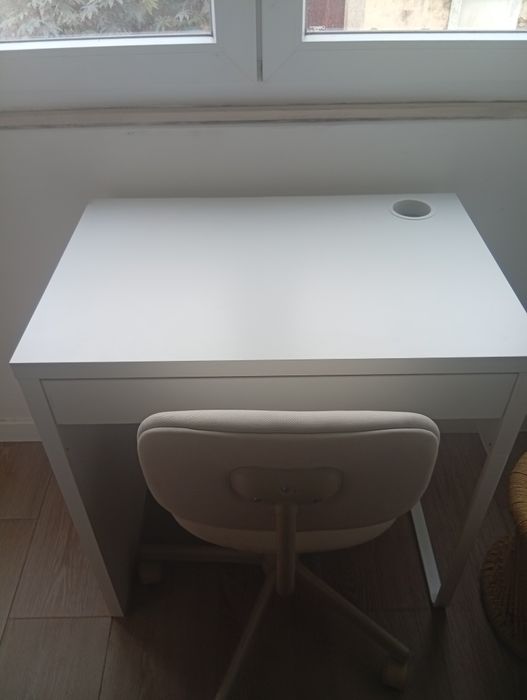 Secretaria e cadeira de escritório