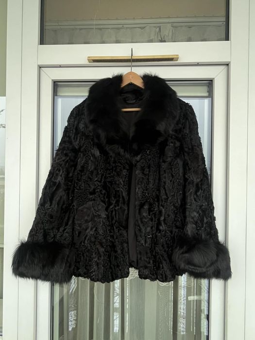 Eleganckie futro z karakułów z kołnierzem i mankietami z lisa