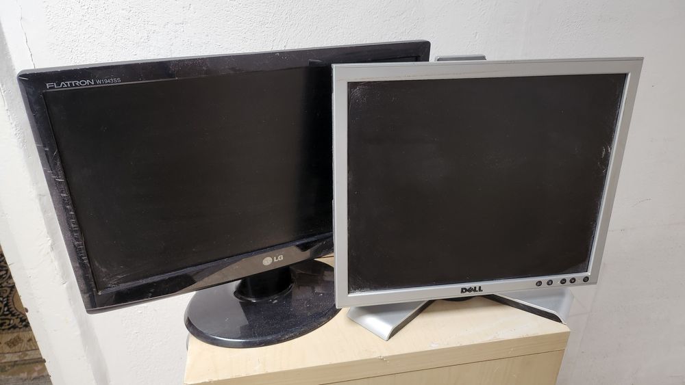Dwa monitory LG i DELL