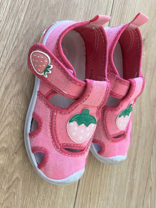 Pantofle sandałki kapcie różowe na rzepę z truskawką skóra naturalna